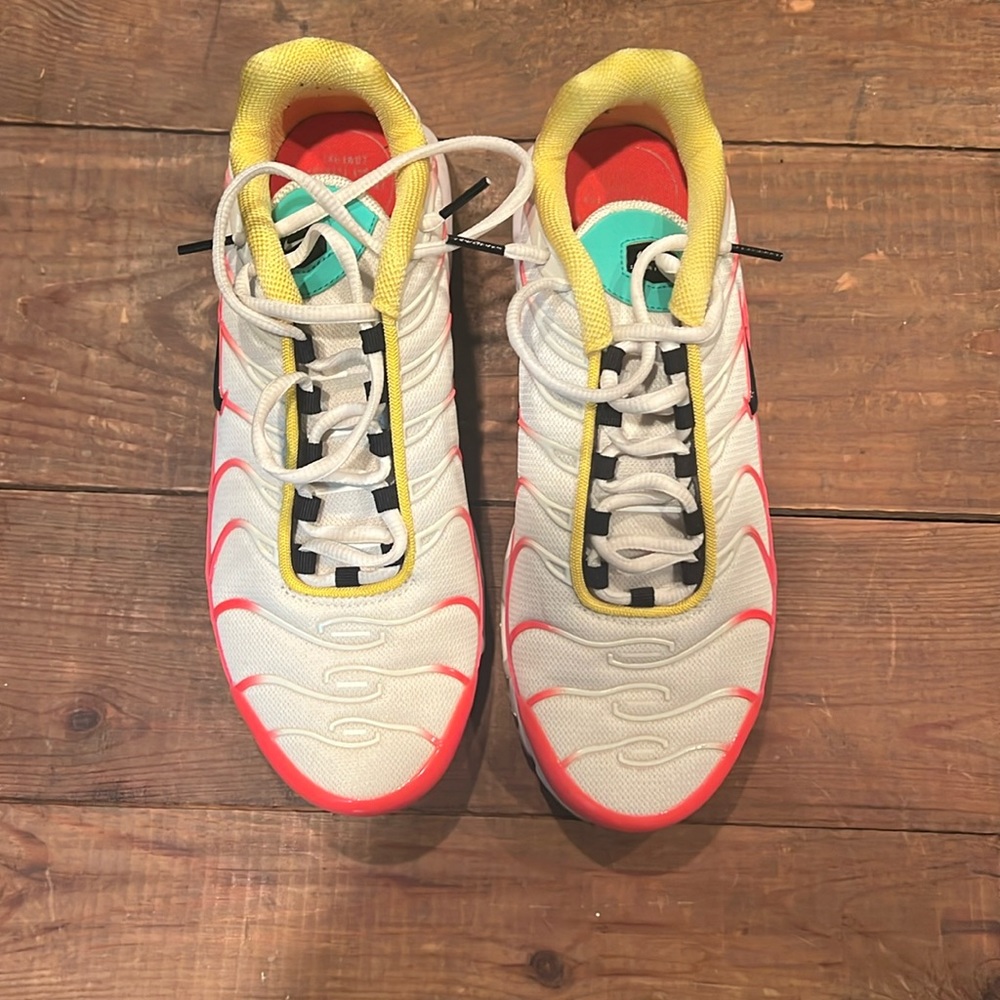 Nike women's Shoe
